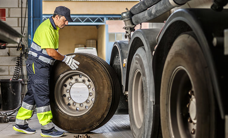 Emergency Mobile Truck Tire Repair​ Kingman
